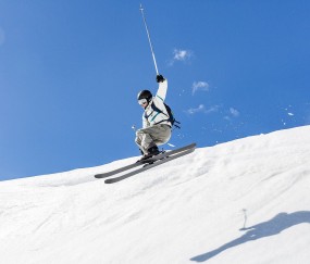 开云体育在线-欧冠决赛焦点战，新疆队横扫黄蜂
