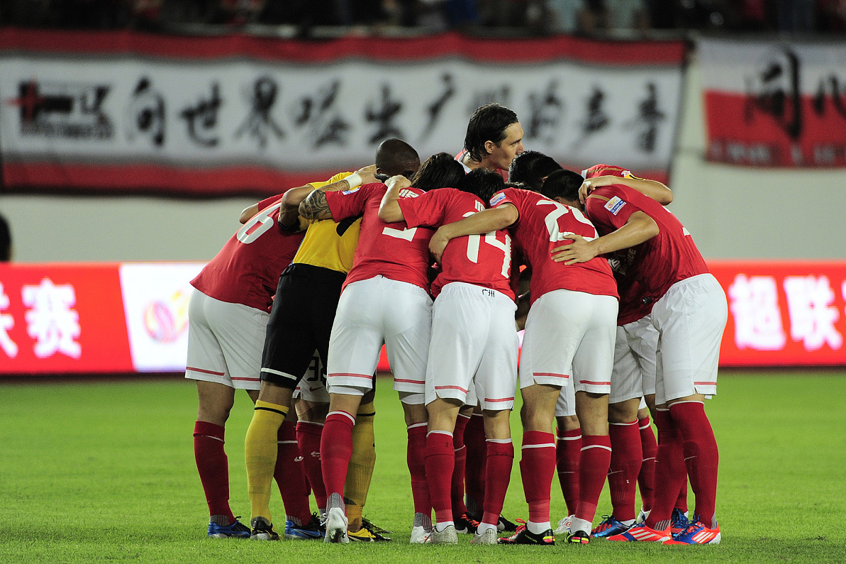 中国女足比赛落下帷幕,球迷们依依不舍地告别 中国女足比赛落下帷幕,球迷们依依不舍地告别