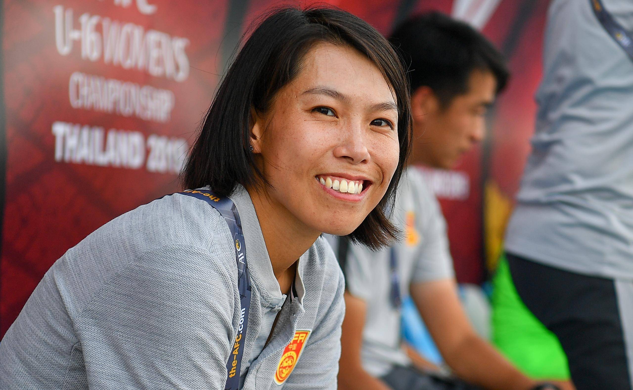 中国女足比赛落下帷幕,球迷们依依不舍地告别 中国女足比赛落下帷幕,球迷们依依不舍地告别