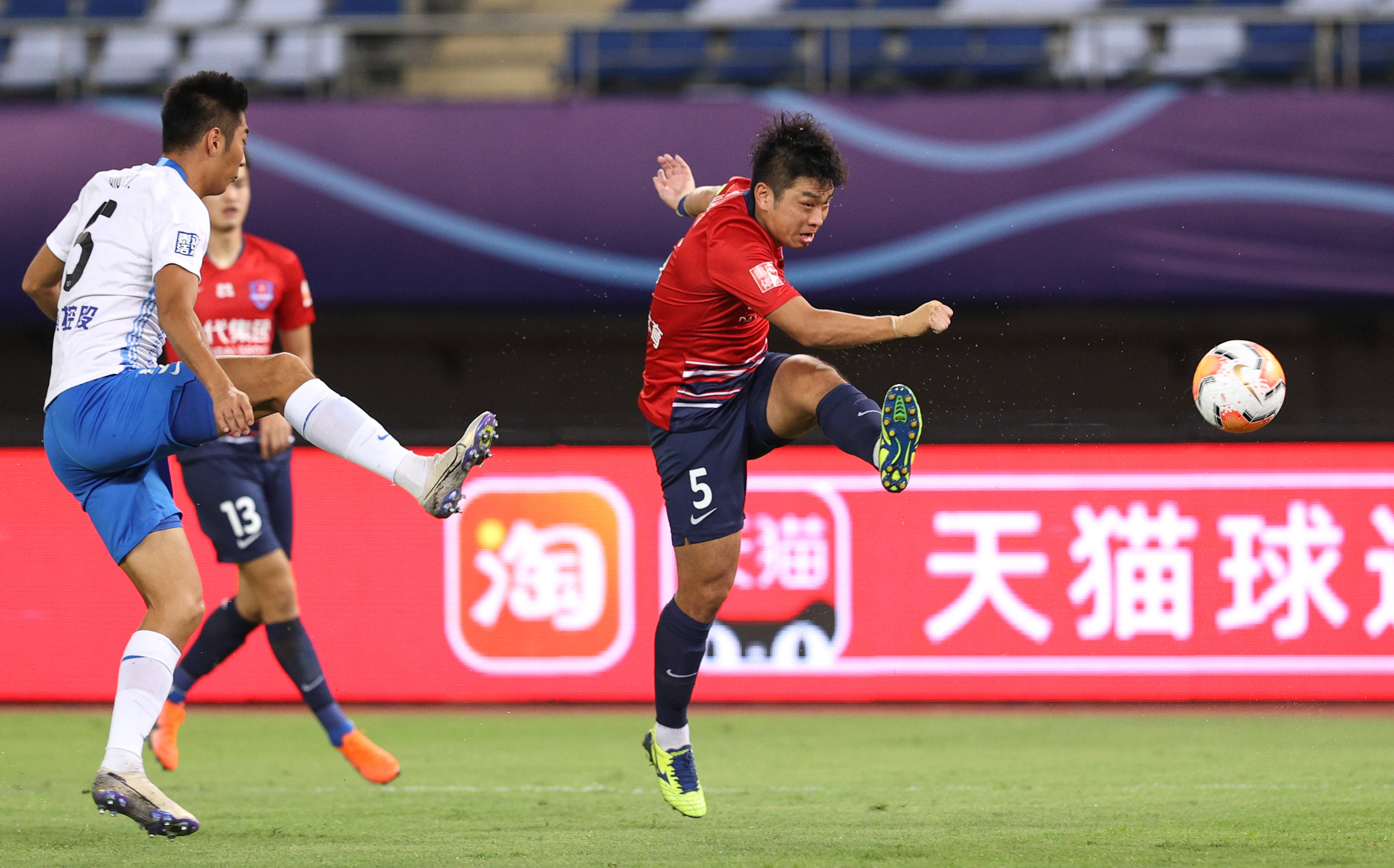 国内足球比赛场上球员表现抢眼