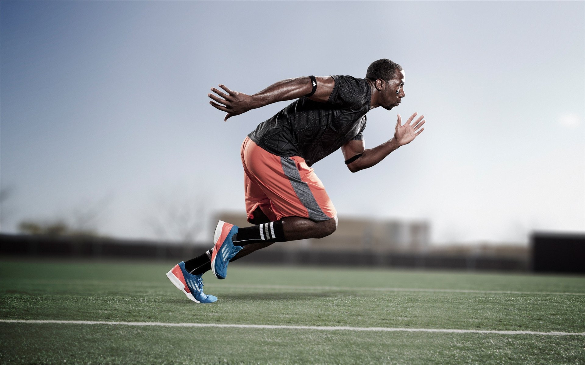 F1新赛季揭幕战之夜，托尼如何用存在感改写赛道叙事